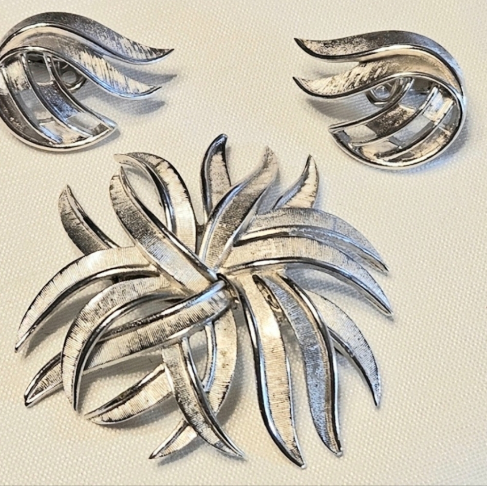 Vintage Crown TRIFARI Silvertone Swirl Clip On Earrings and Brooch